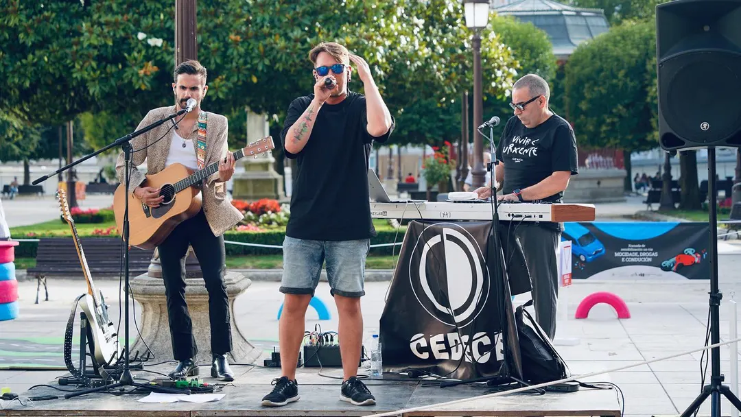 Cedecé en el concierto de Lugo, tocando en la calle en formato acústico.