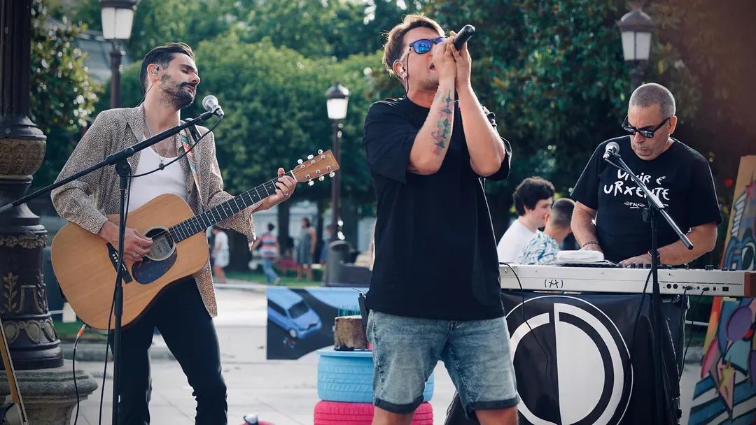 Cedecé en el concierto de Lugo, tocando en la calle en formato acústico.