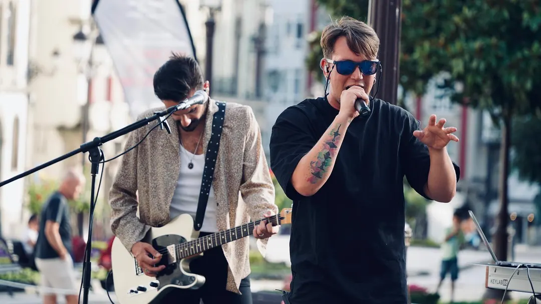 Cedecé en el concierto de Lugo, tocando en la calle en formato acústico.
