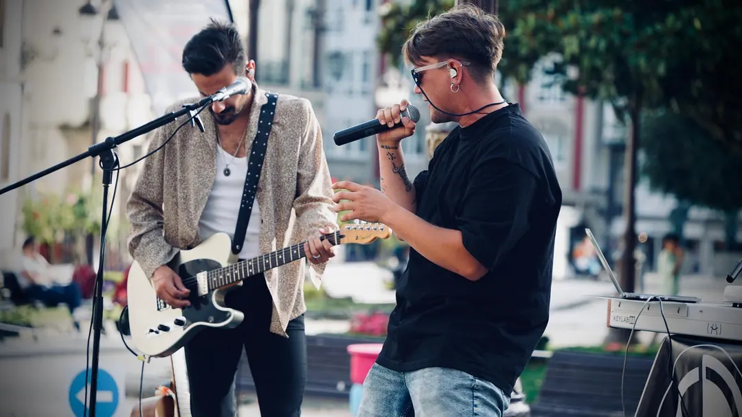 Cedecé en el concierto de Lugo, tocando en la calle en formato acústico.