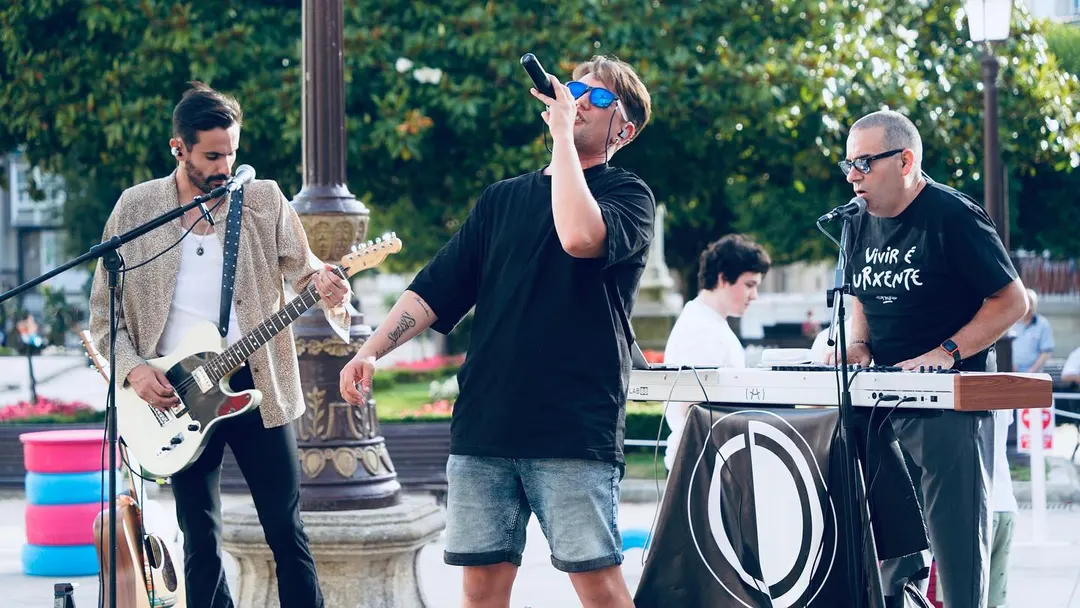 Cedecé en el concierto de Lugo, tocando en la calle en formato acústico.